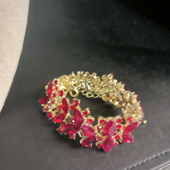 NWOT Brilliant Red crystal floral teardrop 3 piece set - Picture 4 of 4